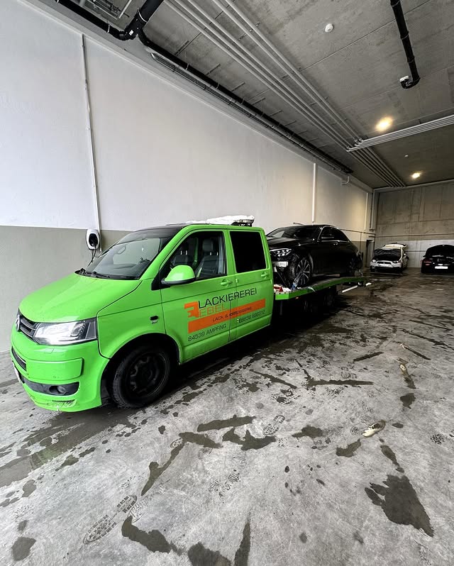 Fahrzeug in der Werkstatt der Lackiererei Ebel