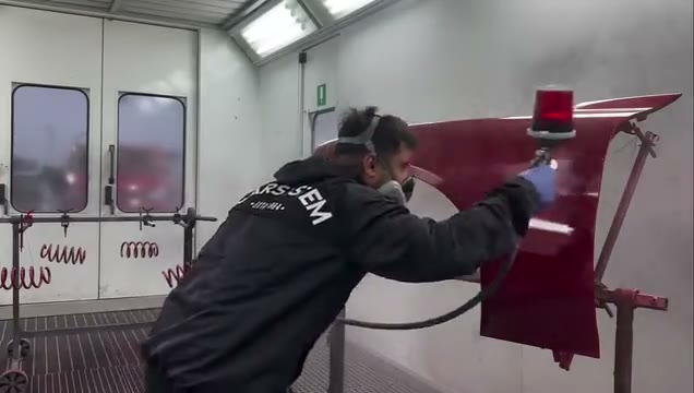Meister bei der Lackierung in der Spritzkabine